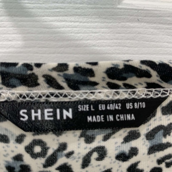 Cheetah-Print V-Neck Blouse - Picture 3 of 3